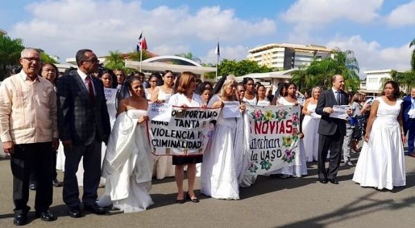 Marchan contra violencia hacia la mujer en República Dominicana