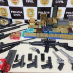 Dupla suspeita de envolvimento em bloqueio ilegal em SC é presa com 11 armas, incluindo fuzis, e R$ 125 mil