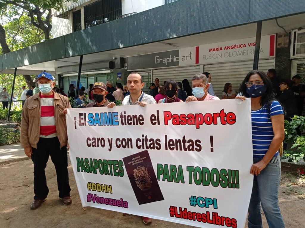 PROTESTAN EN EL SAIME DE LAS MERCEDES PARA DENUNCIAR QUE VENEZUELA TIENE EL PASAPORTE MAS CARO DEL MUNDO