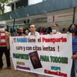 PROTESTAN EN EL SAIME DE LAS MERCEDES PARA DENUNCIAR QUE VENEZUELA TIENE EL PASAPORTE MAS CARO DEL MUNDO