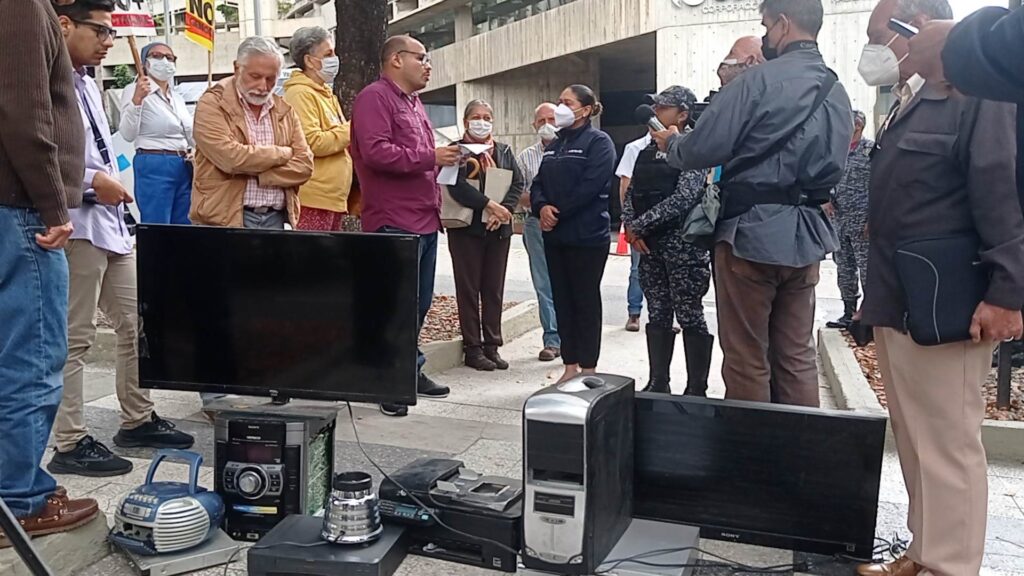 VENEZOLANOS PROTESTARON TIRANDO ELECTRODOMESTICOS AVERIADOS POR APAGONES EN LAS PUERTAS DE CORPOELEC