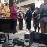 VENEZOLANOS PROTESTARON TIRANDO ELECTRODOMESTICOS AVERIADOS POR APAGONES EN LAS PUERTAS DE CORPOELEC